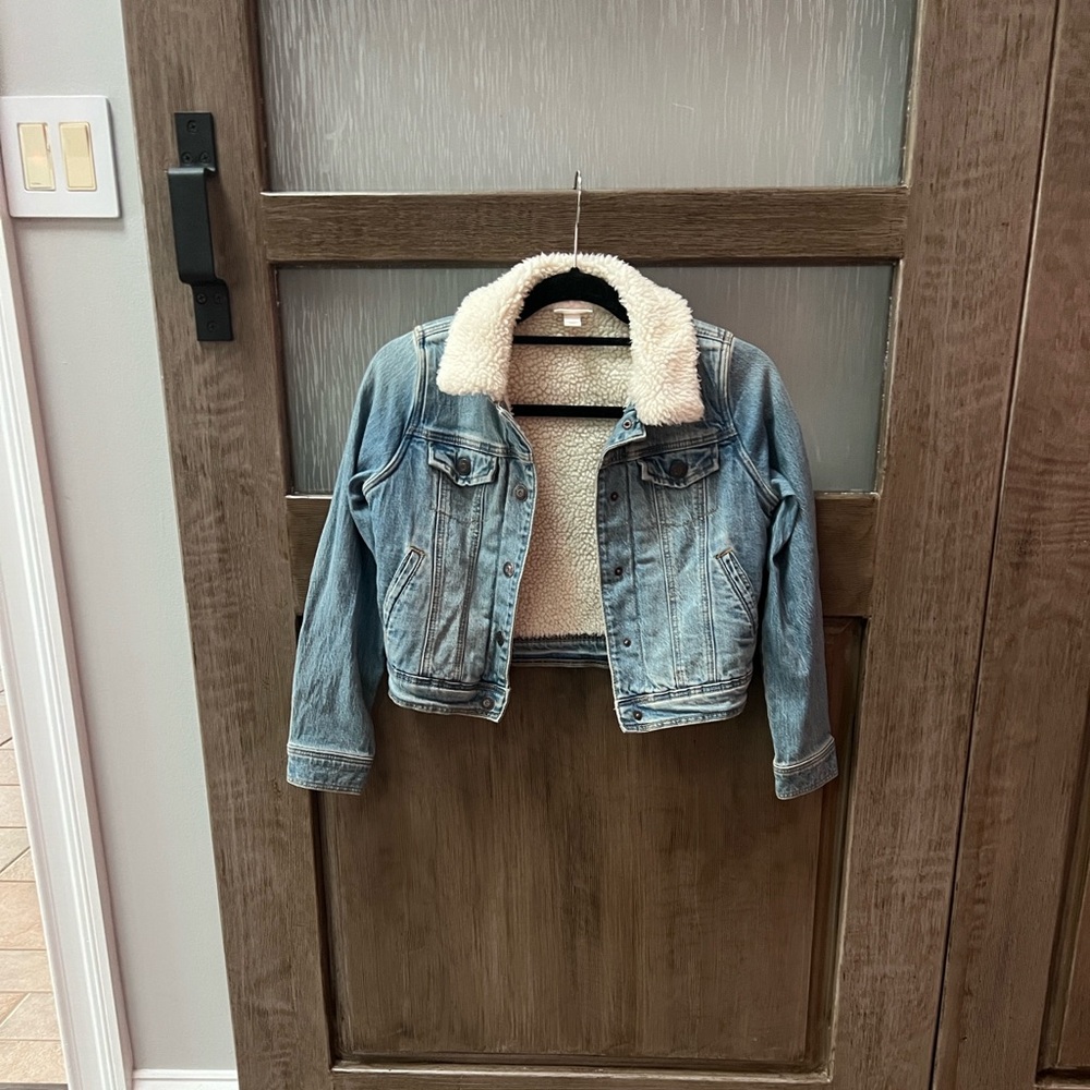 🌟🌟🌟CAT & JACK🌟🌟🌟
Light Blue Jean Jacket with Sherpa Collar and lining